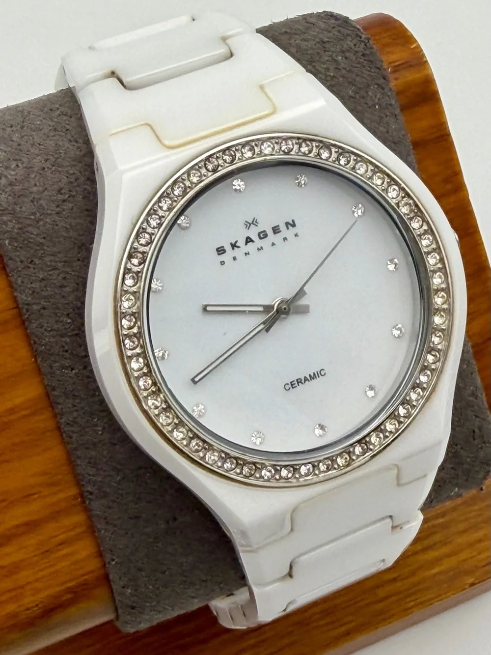 Working. Vintage Skagen White Ceramic Crystal-Accented unisex 8” Watch